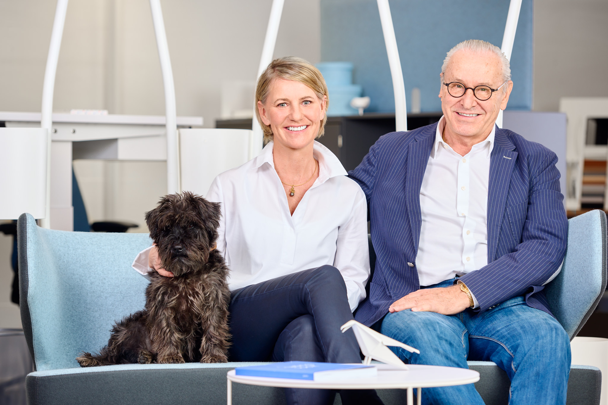 Karin und Bruno Berther gemeinsam mit ihrem Hund auf dem Sofa